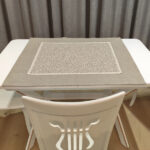 Скатертина лляна декоративна, натуральна сіра, із мереживом - Зображення 2