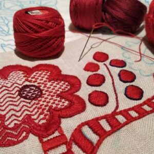 вишита квітка червоним